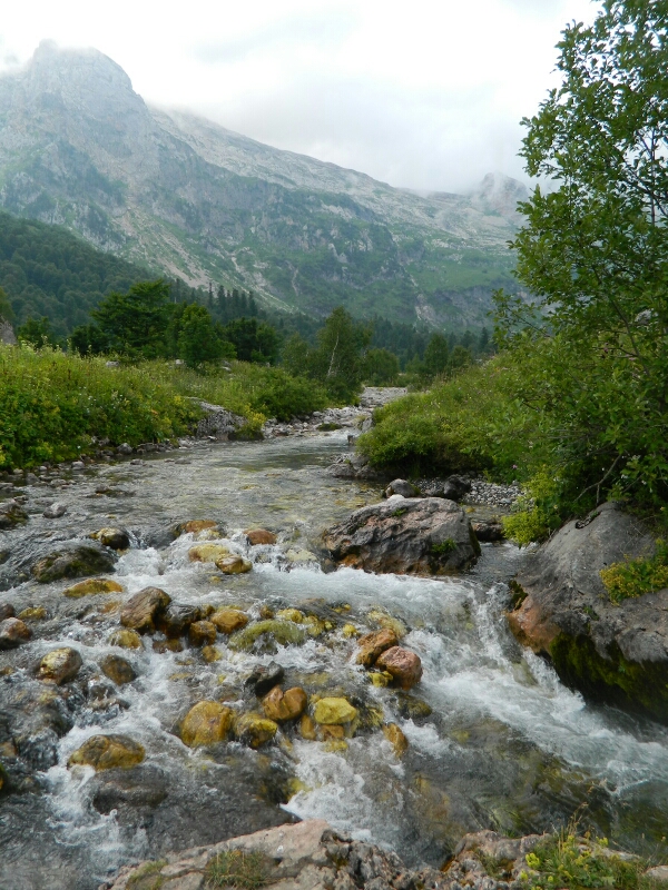 Фото река Белая у подножия горы Фишт