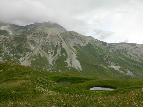 Вид со склонов г. Гузерипль на массив г. Оштен и малые озёра