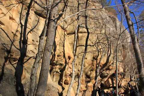 Сырные скалы склонов горы Монах, Адыгея, фото зима 2017 г.