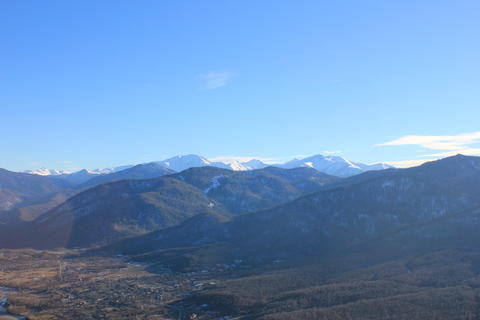 Вид с горы Монах на Главный Кавказский хребет и село Хамышки, фото зима 2017 г.