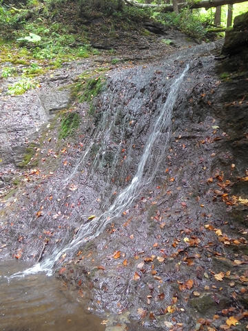Водопад вблизи к территории базы отдыха "Пихтовый бор"